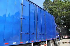 东风柳汽 乘龙M3中卡 220马力 6X2 9.6米厢式载货车(LZ5250XXYRCMA)