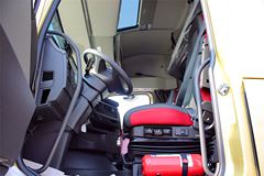 沃尔沃 新FH重卡 460马力 6X2R 高顶牵引车(土豪金)