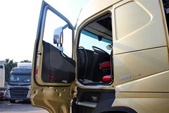 沃尔沃 新FH重卡 460马力 6X2R 高顶牵引车(土豪金)