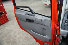 东风商用车 天龙重卡 245马力 6X2 9.6米厢式载货车底盘(DFL5253XXYAX1B)