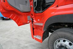 东风商用车 天龙重卡 245马力 6X2 9.6米厢式载货车底盘(DFL5253XXYAX1B)
