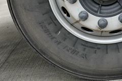东风商用车 天龙重卡 245马力 6X2 9.6米厢式载货车底盘(DFL5253XXYAX1B)