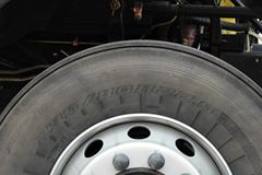东风商用车 天龙重卡 245马力 6X2 9.6米厢式载货车底盘(DFL5253XXYAX1B)