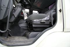 东风柳汽 乘龙M5重卡 245马力 6X2 9.6米排半厢式载货车(LZ5200XXYM5CA) 东风柳汽 乘龙M5重卡 245马力 6X2 9.6米排半厢式载货车(LZ5200XXYM5CA)