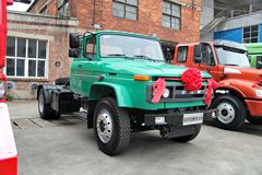 一汽柳特 神力(L4R)重卡 220马力 4X2牵引车(CA4140K2E4R7A95）