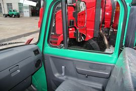 神力L4&nbsp;牵引车驾驶室                                               图片