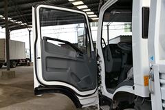 跃进 超越C500-33 140马力 4.1米单排栏板轻卡(上菲红)(NJ1041ZFDCWZ)