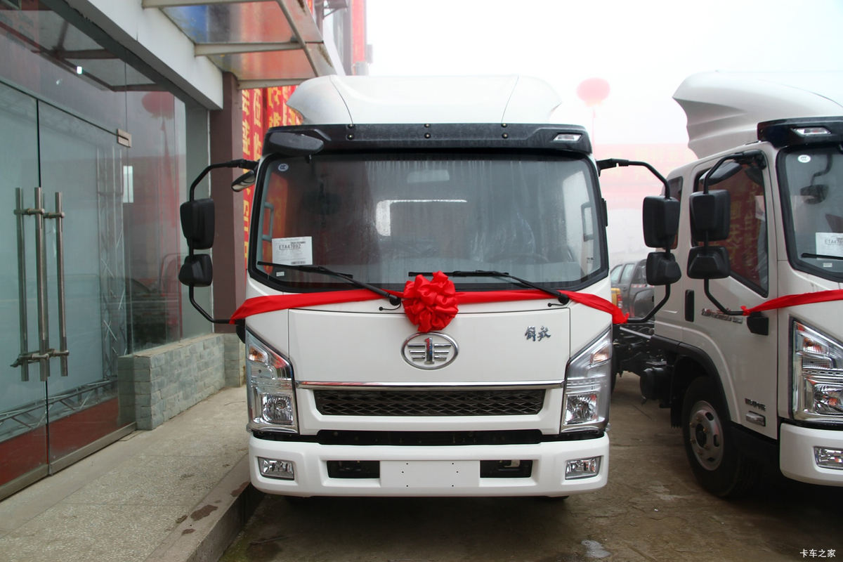 一汽红塔 解放公狮 125马力 4.21米单排栏板轻卡底盘