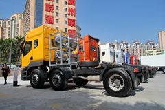 东风柳汽 乘龙M5重卡 375马力 6X2 LNG牵引车(LZ4240M5CB)