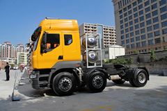 东风柳汽 乘龙M5重卡 375马力 6X2 LNG牵引车(LZ4240M5CB)