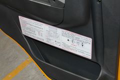 东风柳汽 乘龙M5重卡 375马力 6X2 LNG牵引车(LZ4240M5CB)