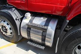 龙卡&nbsp;牵引车底盘                                                图片