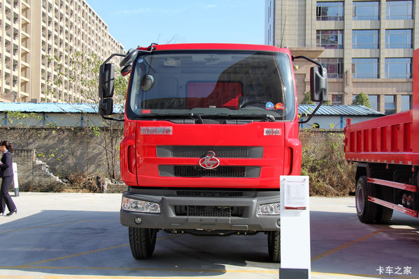 东风柳汽 新乘龙M3 220马力 6X2 5.6米自卸车