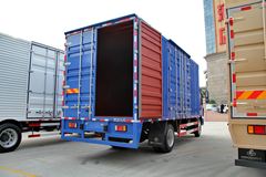 东风柳汽 乘龙M3中卡 140马力 4X2 6.2米厢式载货车(LZ5121XXYRAPA)
