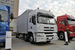 东风柳汽 乘龙M5重卡 270马力 6X2 9.6米排半厢式载货车(LZ5200XXYM5CA)