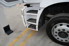 东风柳汽 乘龙M5重卡 270马力 6X2 9.6米排半厢式载货车(LZ5200XXYM5CA)