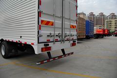 东风柳汽 乘龙M5重卡 270马力 6X2 9.6米排半厢式载货车(LZ5200XXYM5CA)