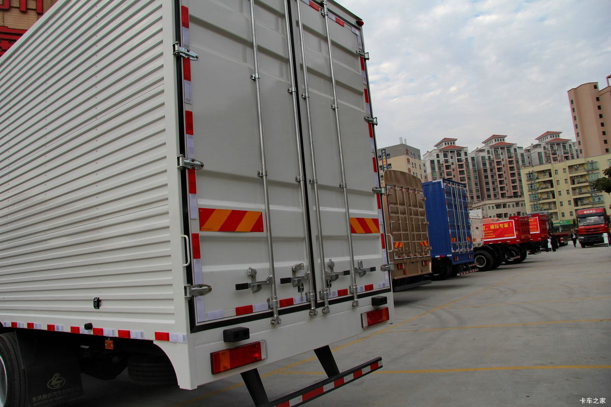  M5ؿ 270 6X2 9.6Űʽػ(LZ5200XXYM5CA)װ                                                