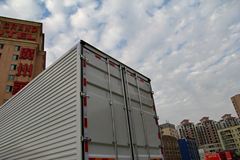东风柳汽 乘龙M5重卡 270马力 6X2 9.6米排半厢式载货车(LZ5200XXYM5CA)