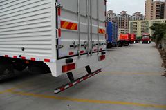 东风柳汽 乘龙M5重卡 270马力 6X2 9.6米排半厢式载货车(LZ5200XXYM5CA)