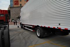 东风柳汽 乘龙M5重卡 270马力 6X2 9.6米排半厢式载货车(LZ5200XXYM5CA)