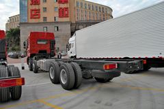 东风柳汽 乘龙M5重卡 385马力 8X4 9.6米排半仓栅式载货车底盘(LZ5312CCYM5FA)