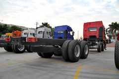 东风柳汽 乘龙M5重卡 315马力 8X4 9.6米排半厢式载货车底盘(LZ5311XXYQELA)