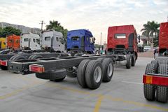 东风柳汽 乘龙M5重卡 315马力 8X4 9.6米排半厢式载货车底盘(LZ5311XXYQELA)