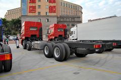 东风柳汽 乘龙M5重卡 315马力 8X4 9.6米排半厢式载货车底盘(LZ5311XXYQELA)