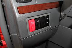 东风柳汽 乘龙M5重卡 315马力 8X4 9.6米排半厢式载货车底盘(LZ5311XXYQELA)