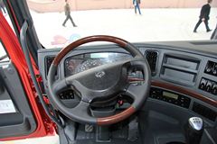 东风柳汽 乘龙M5重卡 315马力 8X4 9.6米排半厢式载货车底盘(LZ5311XXYQELA)