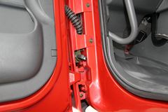 东风柳汽 乘龙M5重卡 315马力 8X4 9.6米排半厢式载货车底盘(LZ5311XXYQELA)