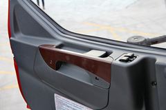 东风柳汽 乘龙M5重卡 315马力 8X4 9.6米排半厢式载货车底盘(LZ5311XXYQELA)