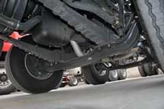 东风柳汽 乘龙M5重卡 315马力 8X4 9.6米排半厢式载货车底盘(LZ5311XXYQELA)