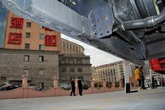 东风柳汽 乘龙M5重卡 315马力 8X4 9.6米排半厢式载货车底盘(LZ5311XXYQELA)