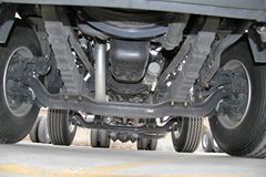 东风柳汽 乘龙M5重卡 315马力 8X4 9.6米排半厢式载货车底盘(LZ5311XXYQELA)