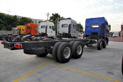 东风柳汽 乘龙M5重卡 320马力 8X4 9.6米排半仓栅式载货车底盘(LZ5311CCYM5FA)