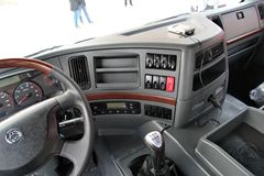 东风柳汽 乘龙M5重卡 320马力 8X4 9.6米排半仓栅式载货车底盘(LZ5311CCYM5FA)