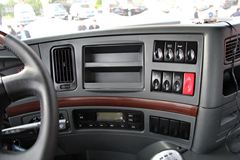 东风柳汽 乘龙M5重卡 320马力 8X4 9.6米排半仓栅式载货车底盘(LZ5311CCYM5FA)