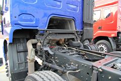 东风柳汽 乘龙M5重卡 320马力 8X4 9.6米排半仓栅式载货车底盘(LZ5311CCYM5FA)