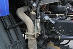 东风柳汽 乘龙M5重卡 320马力 8X4 9.6米排半仓栅式载货车底盘(LZ5311CCYM5FA)