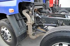 东风柳汽 乘龙M5重卡 320马力 8X4 9.6米排半仓栅式载货车底盘(LZ5311CCYM5FA)