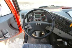 上汽红岩 杰狮M100重卡 290马力 6X2牵引车(CQ4255HTG273C)