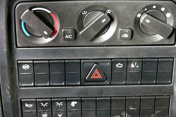 ���Ͽ��� U260�ؿ� 260���� 6X2 LNG 9.4����ʽ�ػ���(SQR5252XXYN5T2)ͼƬ