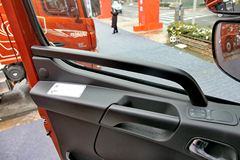 联合卡车 U260重卡 260马力 6X2 LNG 9.4米厢式载货车(SQR5252XXYN5T2)