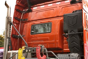 ���Ͽ��� U400�ؿ� 2015�� K��� 400���� 6X4 LNGǣ����(SQR4252N6ZT4)ͼƬ