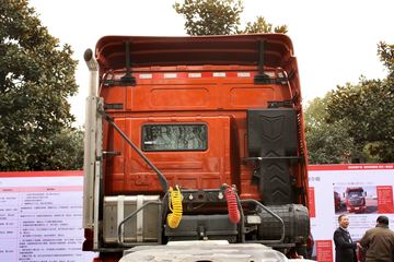 ���Ͽ��� U400�ؿ� 2015�� K��� 400���� 6X4 LNGǣ����(SQR4252N6ZT4)ͼƬ