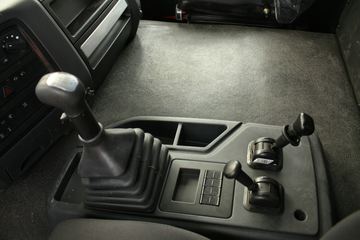 ���Ͽ��� U400�ؿ� 2015�� K��� 400���� 6X4 LNGǣ����(SQR4252N6ZT4)ͼƬ