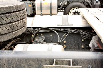 ���Ͽ��� U400�ؿ� 2015�� K��� 400���� 6X4 LNGǣ����(SQR4252N6ZT4)ͼƬ