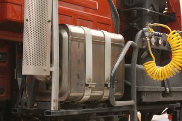 ���Ͽ��� U400�ؿ� 2015�� K��� 400���� 6X4 LNGǣ����(SQR4252N6ZT4)ͼƬ